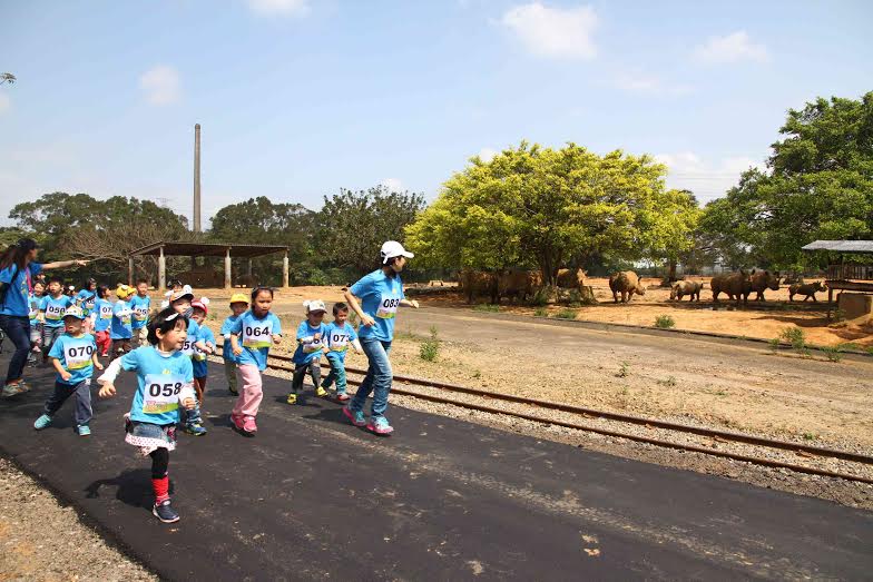 今年4月的親子動物路跑活動,參加者在野生動物園中奔跑、近距離觀察動物。 六福村/提供