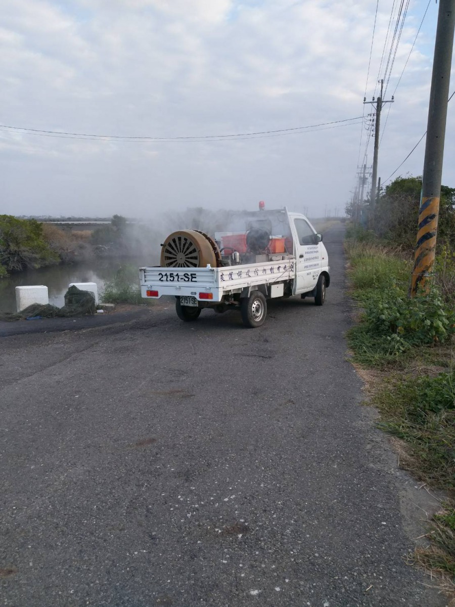 台南市動保處在確診H5N6禽流感黑面琵鷺拾獲地點周遭進行消毒。 台南市動保處/提供