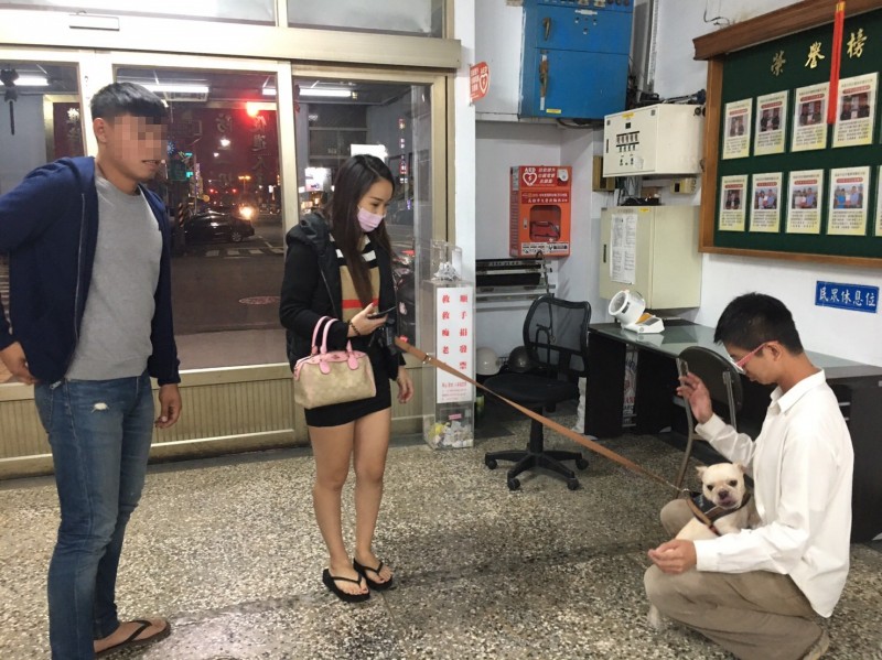 不慎走失的法鬥「麻吉」被員警照顧將近一個月後順利回到主人身邊。 姚崇仁/翻攝