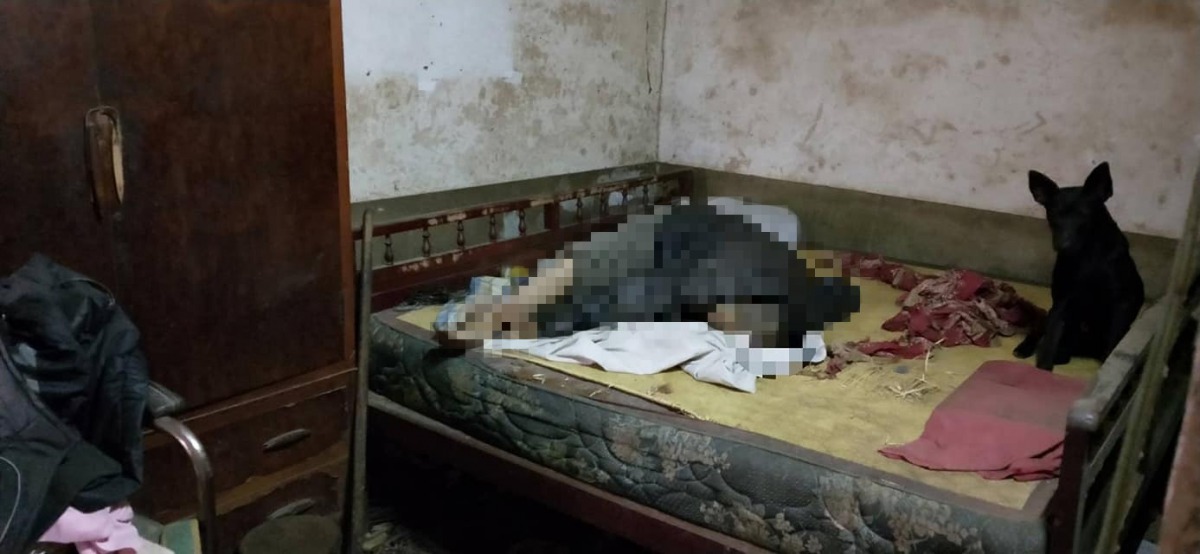 一名年近70歲的張姓獨居老人被發現陳屍家中，他生前養的黑狗一直守在身旁。 苗栗通宵分局/提供