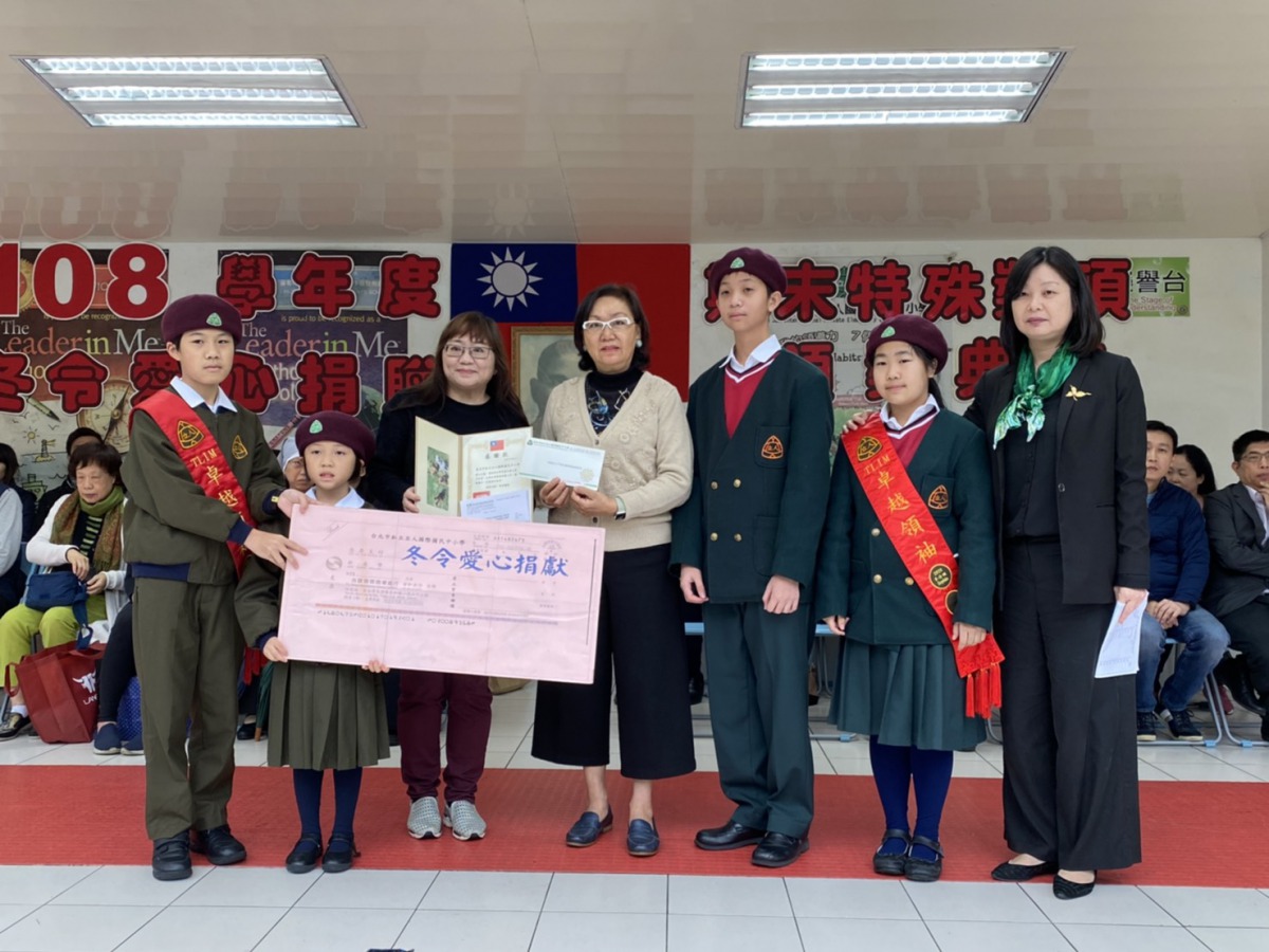 立人國際中小學總校長孫國燕(左四)與孩童們一同捐贈善款給中華民國保護動物協會，希望為保護動物盡一份力。 姚崇仁/攝