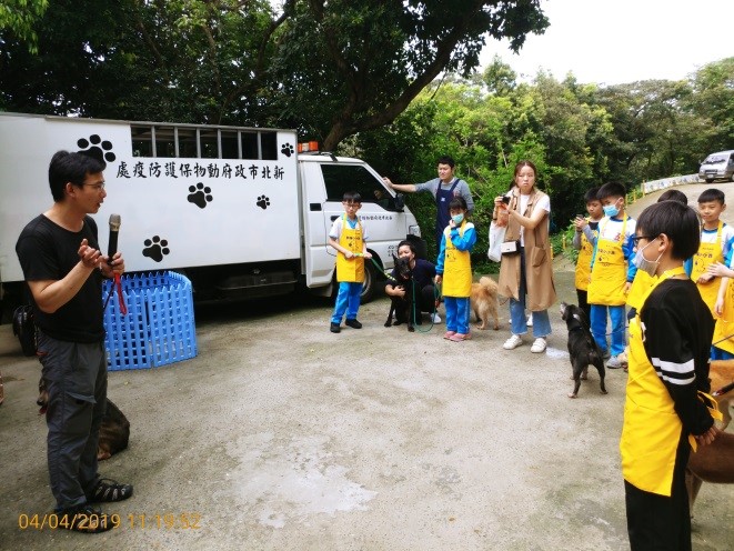 五股國小老師帶著小朋友們到動物之家當志工,藉此學習生命教育。 新北市動保處/提供