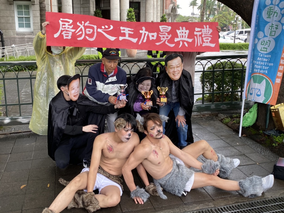 動督盟今(1)日以行動劇的方式公布國內3個縣市犬貓死亡率過高，並舉辦3位縣長的「屠狗之王」加冕典禮。 姚崇仁/攝