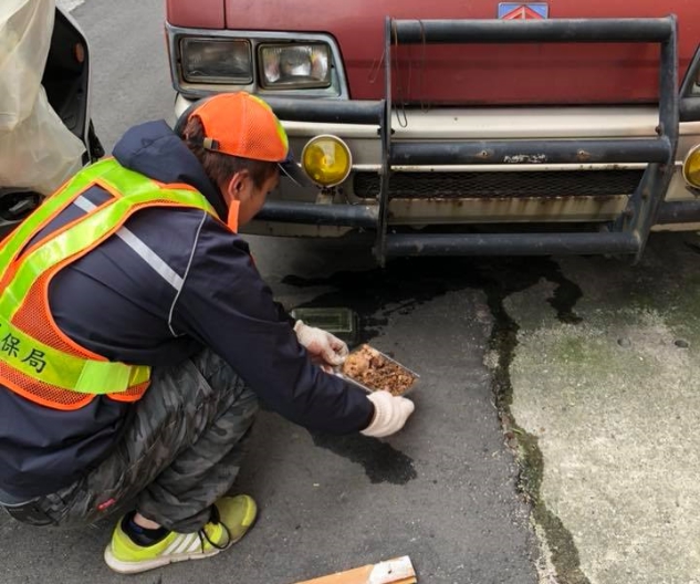 清潔隊員將餵養人未收拾的飼料清掉。 王小姐/提供