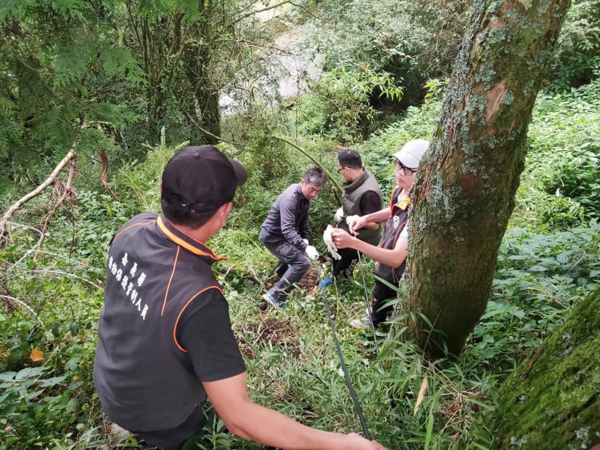記者 姚崇仁/報導  在救援或是捕捉流浪動物工作上，經常會遇到像是山坡、魚塭等特殊地一點，一不注意的話不僅動物會發生意外，就連人員也容易遭遇危險，其中嘉義縣在成立「動物保護管制隊」後，有的人為了救狗差點溺水，還有人因此手腳受傷，對此嘉義縣政府特別安排消防局規劃專業救難與人身安全防護課程，讓動保隊員在救援動物時除了讓犬貓平安之外，自身也能更加安全。