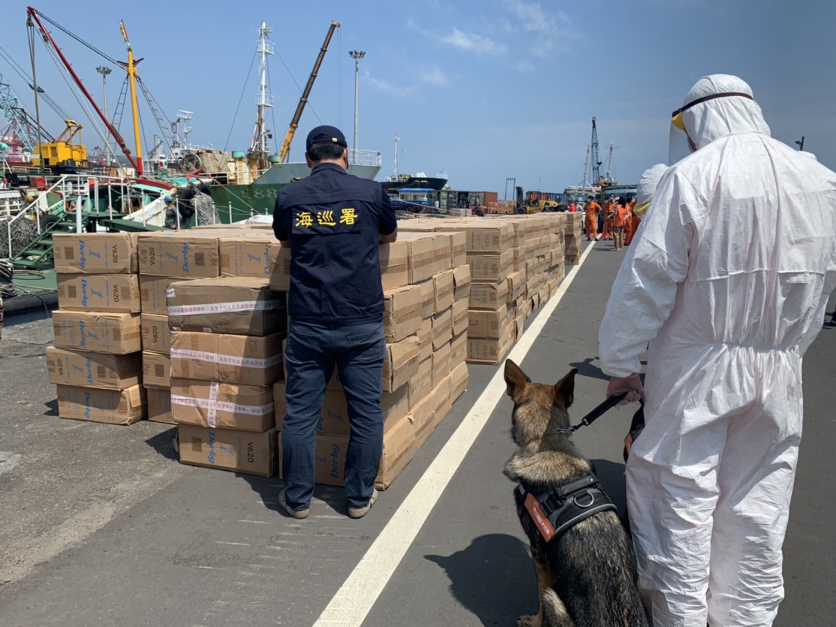 海巡偵蒐犬隊成立之後首次上陣查緝私菸。 海巡署/提供