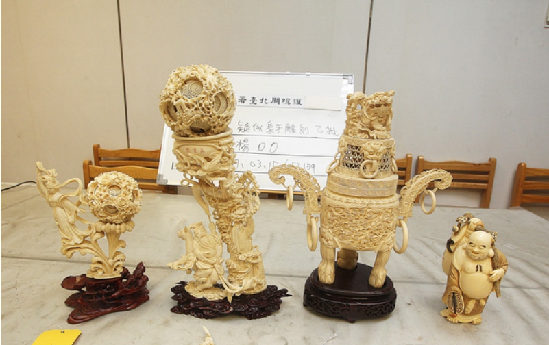 台北關昨日查扣楊姓男子帶回的4件疑似象牙雕刻藝術品。 台北關/提供