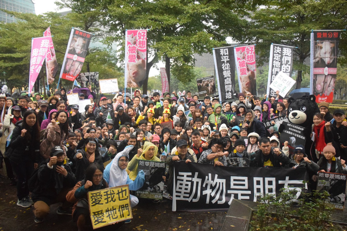 上百位民眾聚集信義廣場參加「為愛發聲-動物權遊行」 姚崇仁/攝