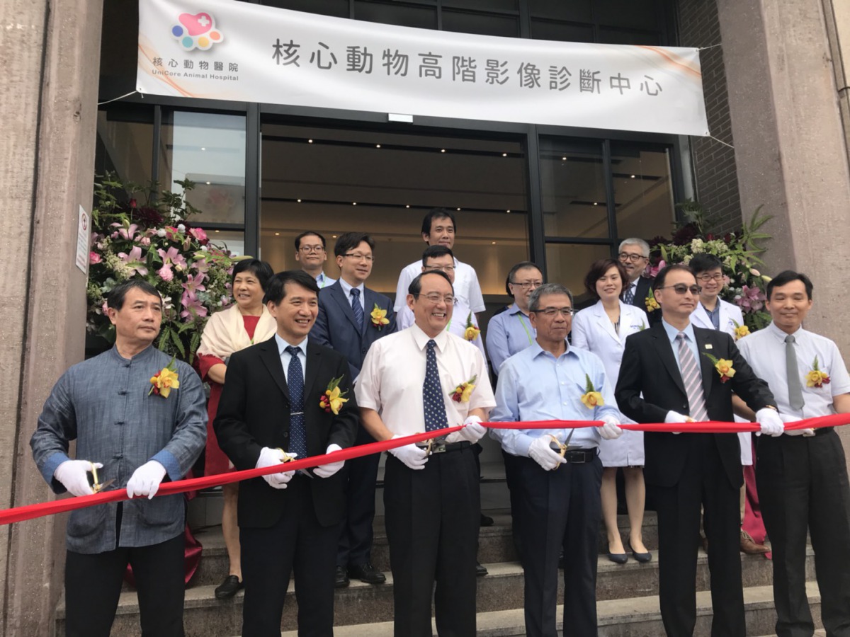 仁寶電腦總經理陳瑞聰(右三)及與會嘉賓一同剪綵慶祝核心動物醫院開幕。 姚崇仁/攝