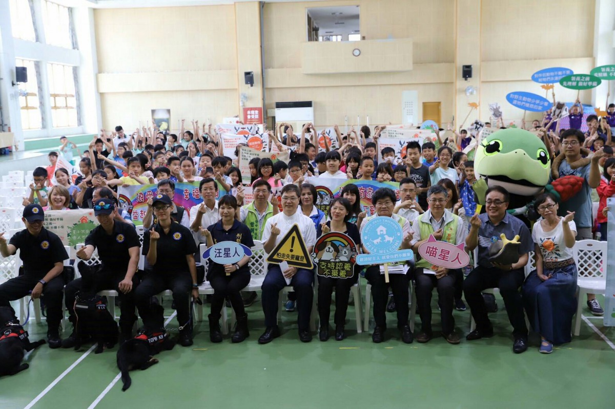「挺挺動物校園共創展」昨日正式開幕，將在校園宣導正確動保觀念。 台中市動保處/提供