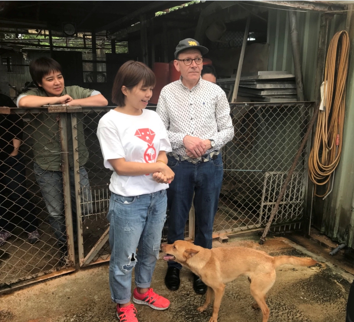 來自美國的Clive D. L. Wynne教授參訪八里保育場。 姚崇仁/攝