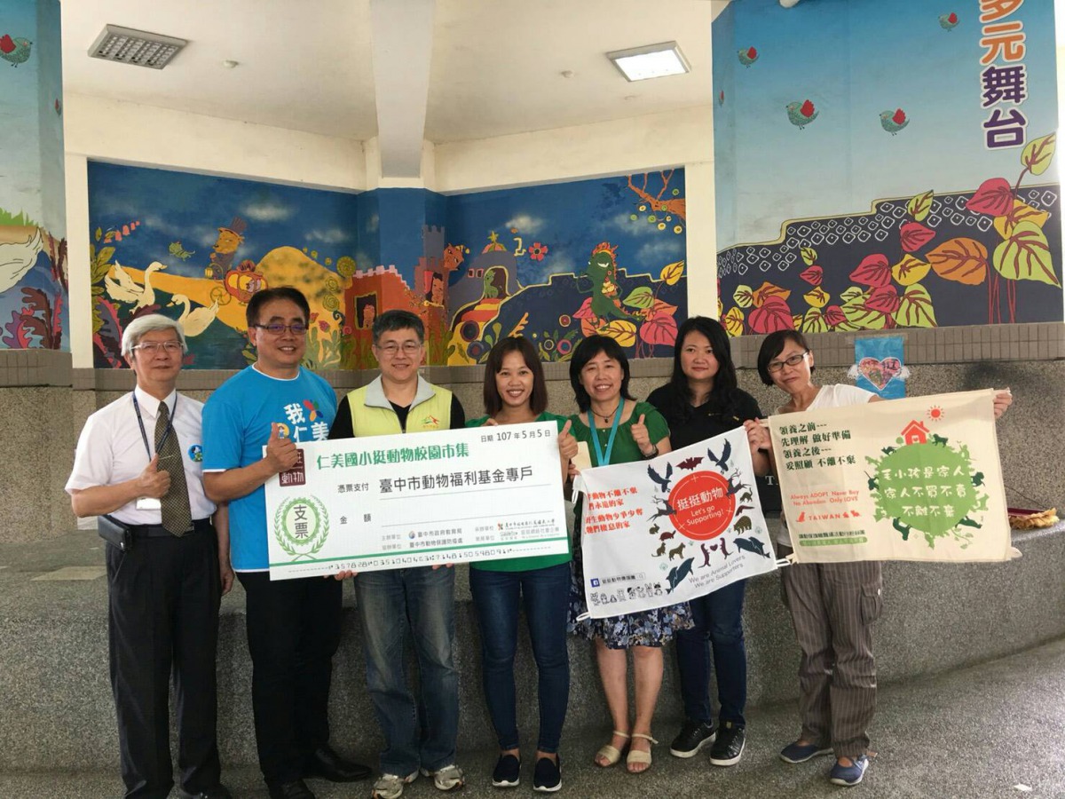 挺挺動物假日市集的各個攤商將義賣的一部份收入捐贈給台中市動物福利基金。 台中市動保處/提供