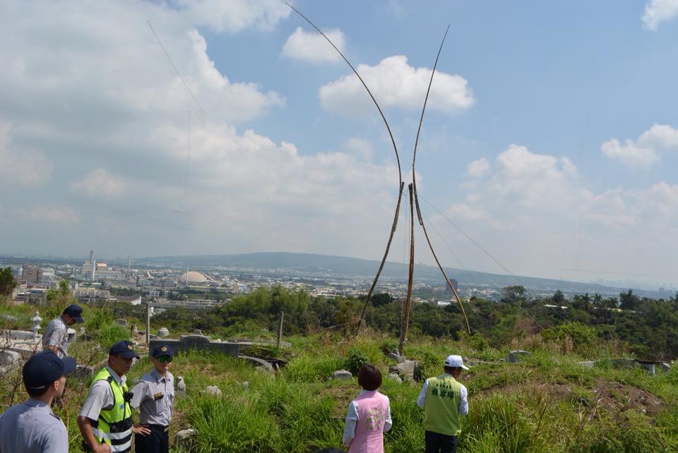 八卦山區遭不肖人士違法架設大型鳥網。 翻攝自議員賴岸璋臉書