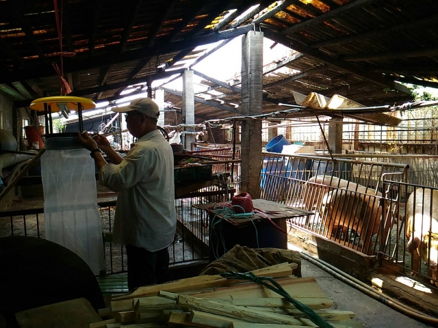高雄市傳出日本腦炎疫情後,衛生局立刻派員到豬舍捕捉三斑家蚊做檢驗。 高雄市衛生局/提供