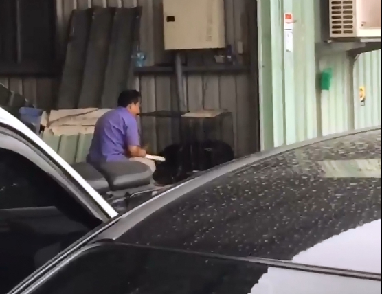 樹林區一間工廠員工被民眾目擊虐待犬隻。 截取自爆料公社