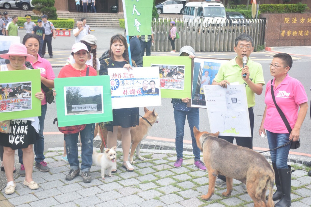 張媽媽(右一)與多名志工在基隆地方法院前表達訴求。 姚崇仁/攝