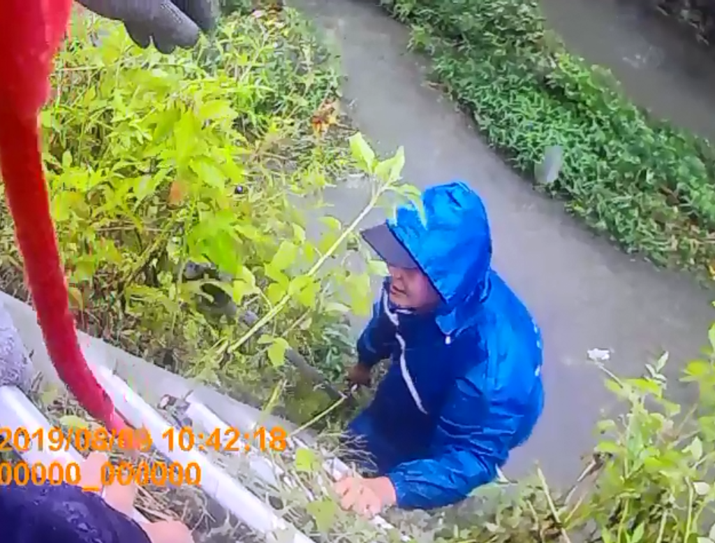 新北市動保處於颱風天冒險救援落入達排水溝的浪犬。 新北市動保處/提供
