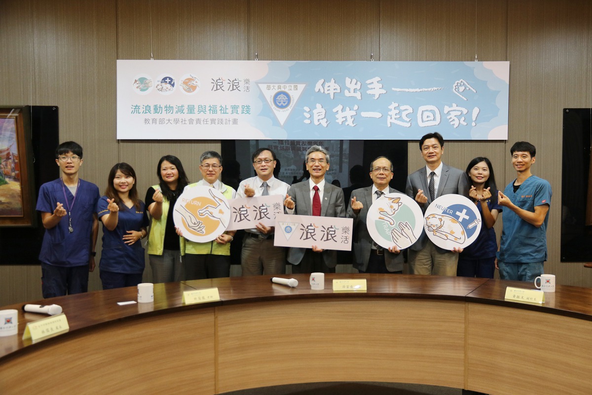 中興大學獸醫系「浪浪團隊」與台中市動保處合作執行偏鄉犬貓絕育。 中興大學/提供