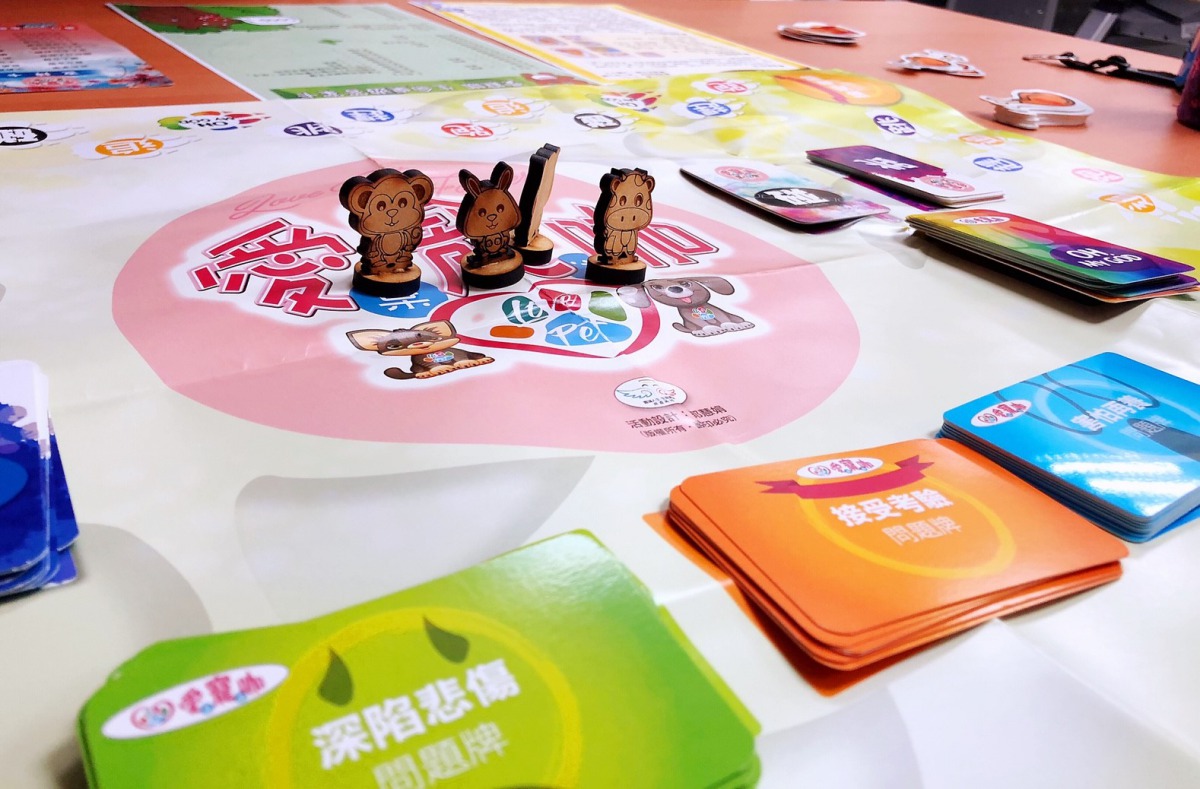台中動保處以玩桌遊的方式讓民眾學習生命教育。 台中市動保處/提供
