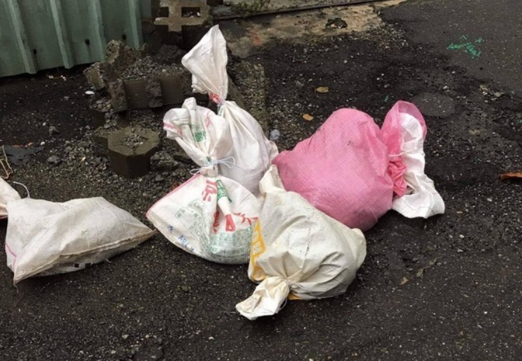 有狠心的民眾將5隻流浪犬用麻布袋裝起來丟置路邊。 徐文良(徐園長護生園)/提供