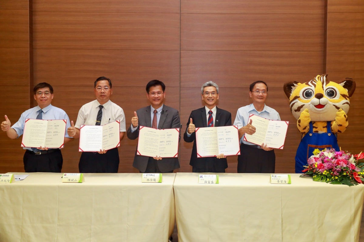 台中市長林佳龍（中）與彰化、南投、苗栗代表，與中興大學共同簽署合作備忘錄，將攜手保育石虎。 台中市政府/提供