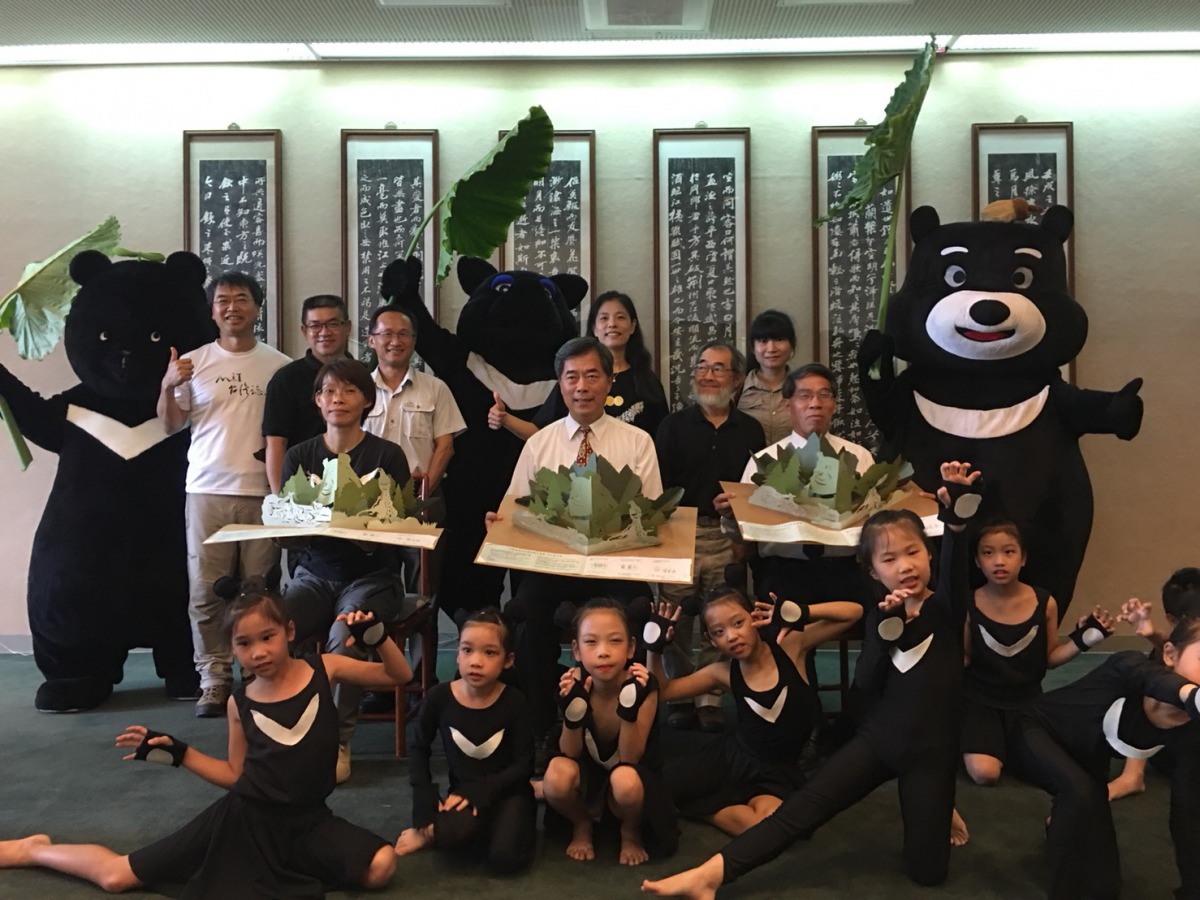 黑熊協會榮譽理事長黃美秀博士、科博館孫維新館長、東勢林管處蕭崇仁處長一同簽署有黑熊立體紙雕的合作備忘錄。 東勢林管處/提供