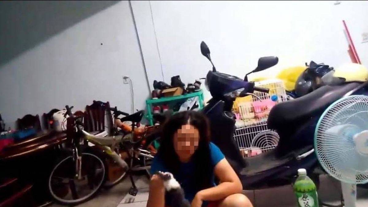 中壢區一名女子疑似因為精神狀態不穩定，動手虐待兔子。 截自/臉書「爆廢公社」