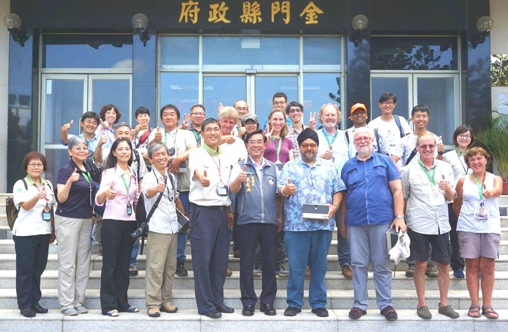 台北市立動物園園長金仕謙、林務局保育組處長夏蓉生與10個國家的水獺保育學者，齊聚金門討論水獺保育策略。 金門縣政府/提供