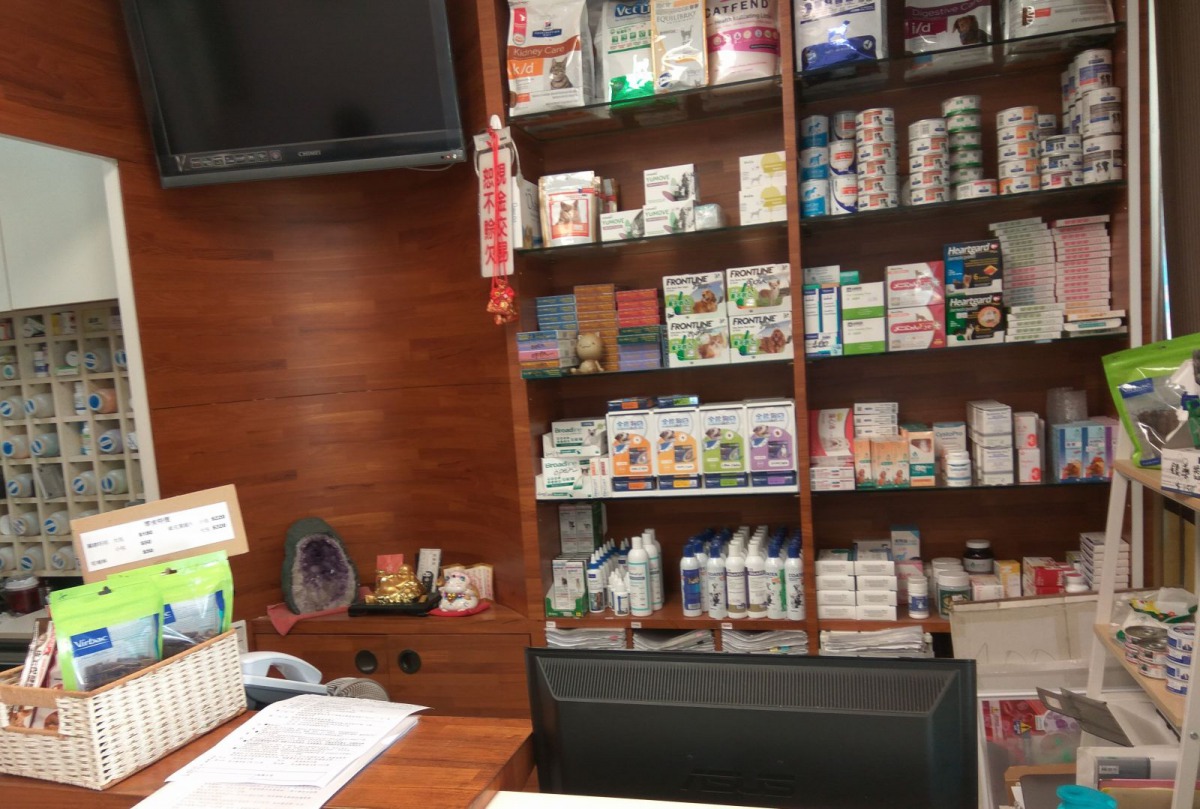店家販賣動物用藥品應主動張貼或懸掛許可證，以免受罰。 新北市動保處/提供