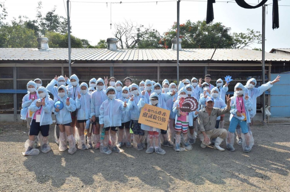 參加新竹市小小獸醫營的30名學童到火雞畜牧場參訪。 新竹市動保所/提供