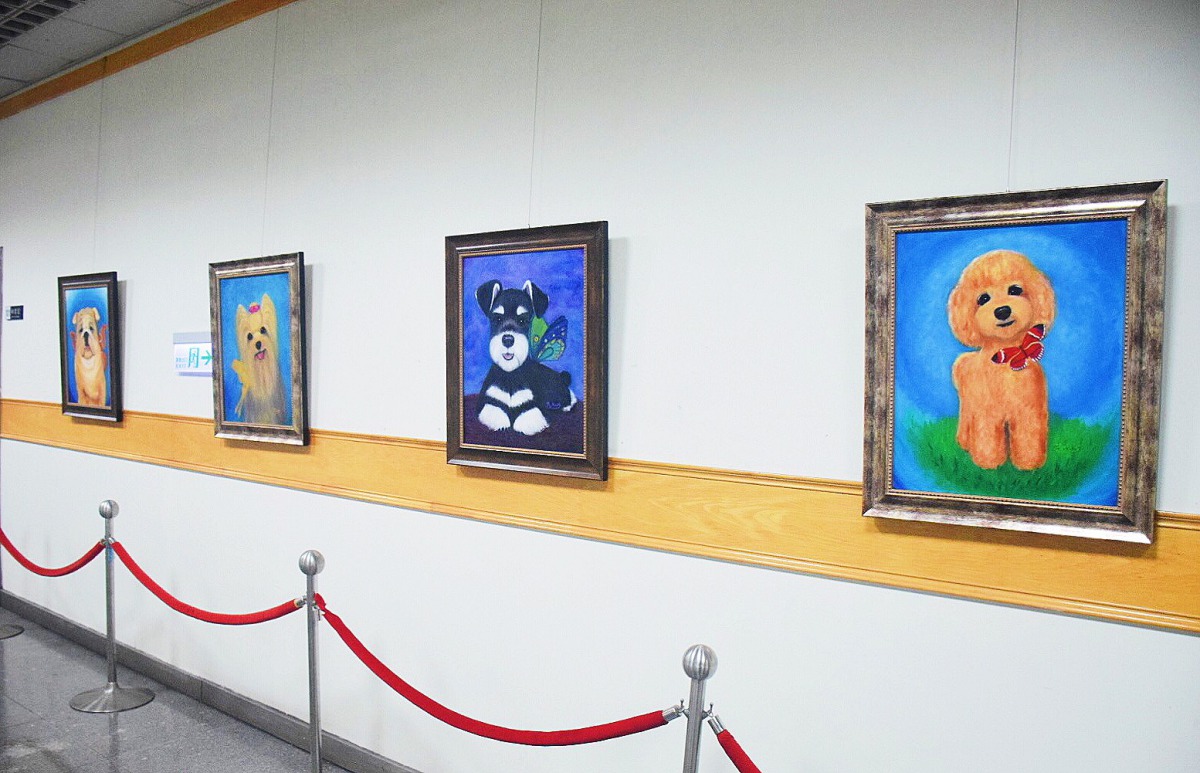 資深女星張富美在台北市議會舉辦畫展，宣傳動保觀念。 姚崇仁/攝
