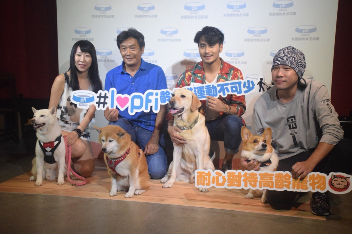 美國寵物食品協會舉辦「高年級毛孩實習班」，郭彥甫帶著愛犬「Golden」和網紅柯基「Coffee」、柴犬「Q將」一起來聽課。 姚崇仁/攝