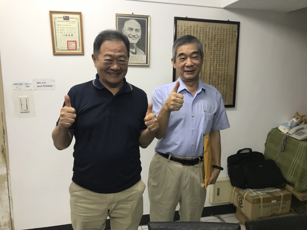 台北市長參選人李錫錕(左)向中華民國保護動物協會祕書長黃慶榮請教動物保護相關議題。 姚崇仁/攝