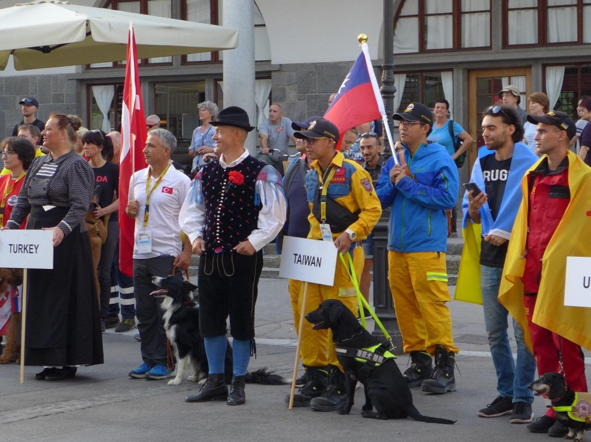 搜救犬「腿腿」與領犬員一同遠赴歐洲參加世界盃救難犬錦標賽。 蕭煥章/提供