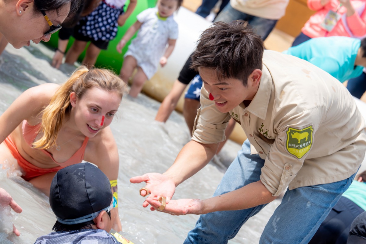 藝人宥勝畫上紅鼻子象徵犀牛被奪去犀牛角後流血的模樣。 莊福文教基金會/提供