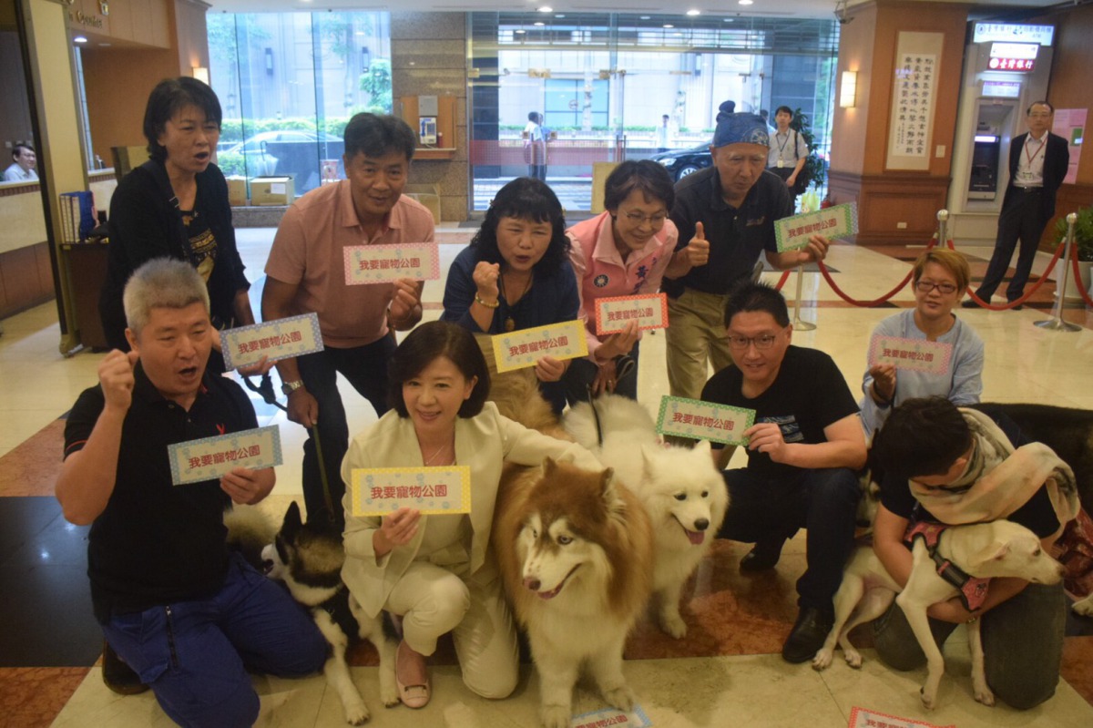 動督盟與立法委員王育敏、陳曼麗、黃昭順等人一起為動物請命，催生寵物公園。 姚崇仁/攝