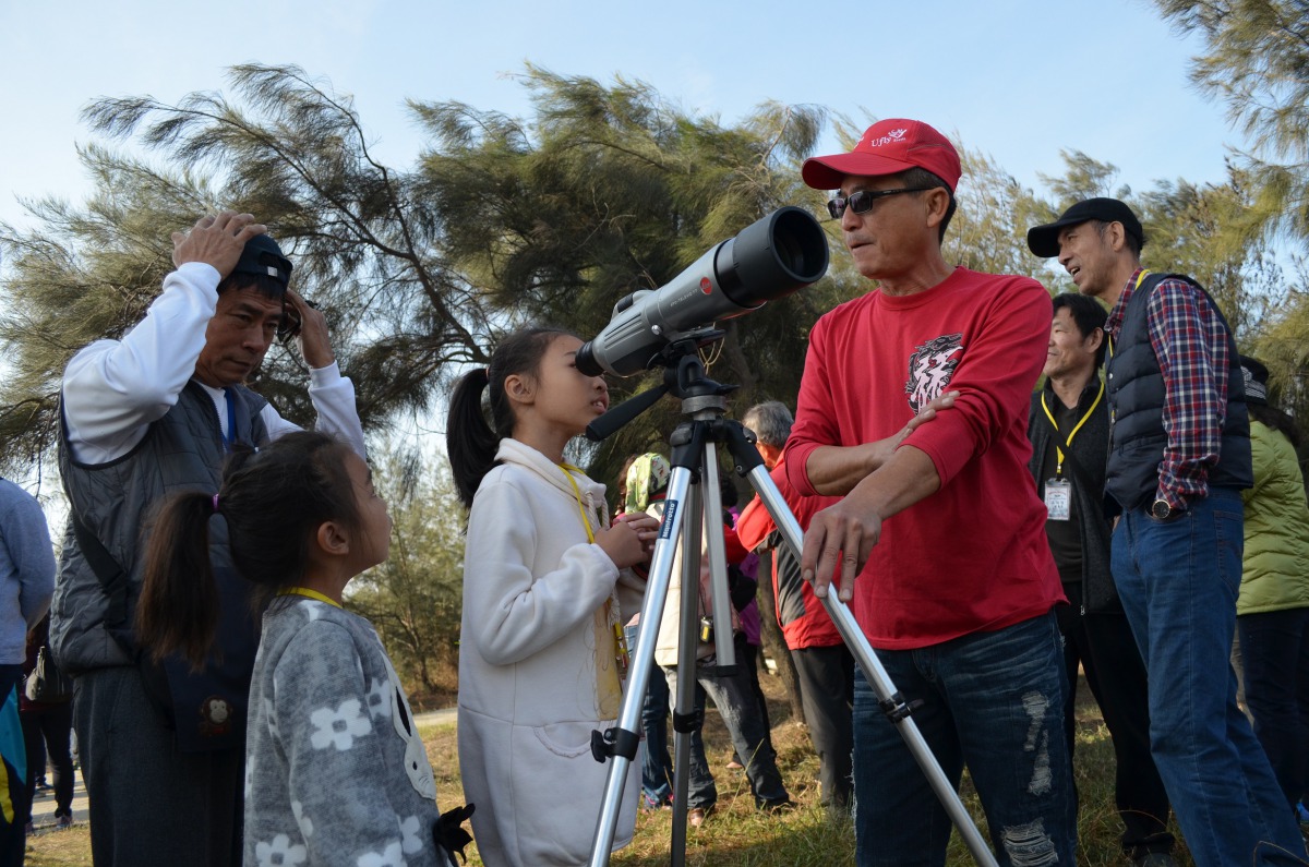 活動現場有高倍數望遠鏡供民眾賞鳥。 邱仁武/提供