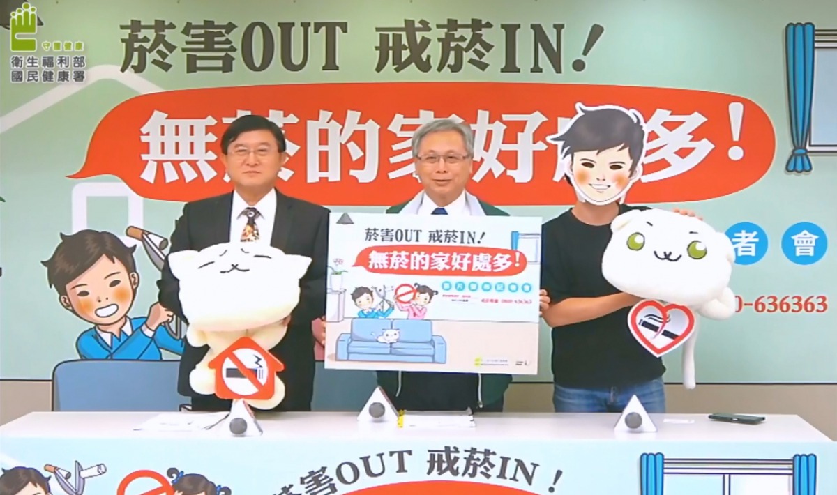 衛福部國民健康署署長王英偉(中)、獸醫師陳培中(左)、插畫家小龜(右)宣導二、三手菸對寵物的危害。 衛福部/提供