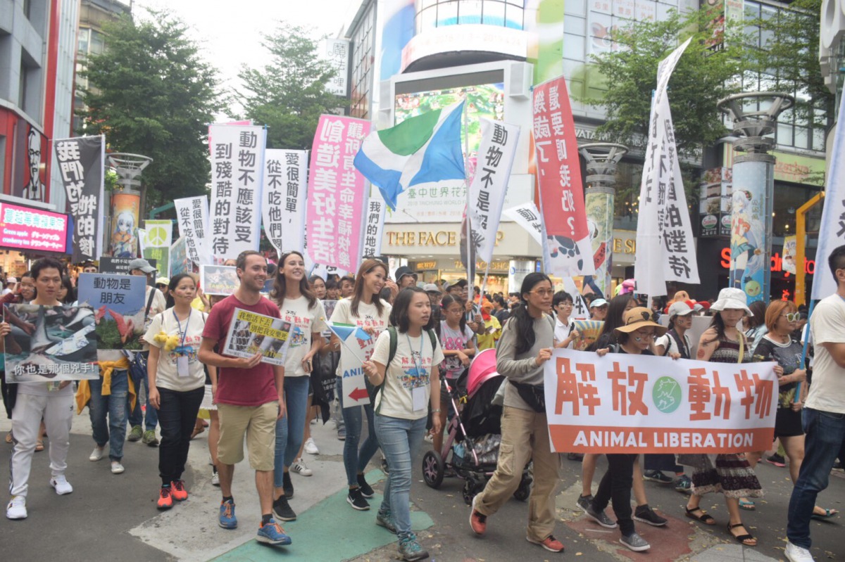 第二屆動物權遊行吸引300多位民眾走在西門町街頭替動物發聲。 姚崇仁/攝