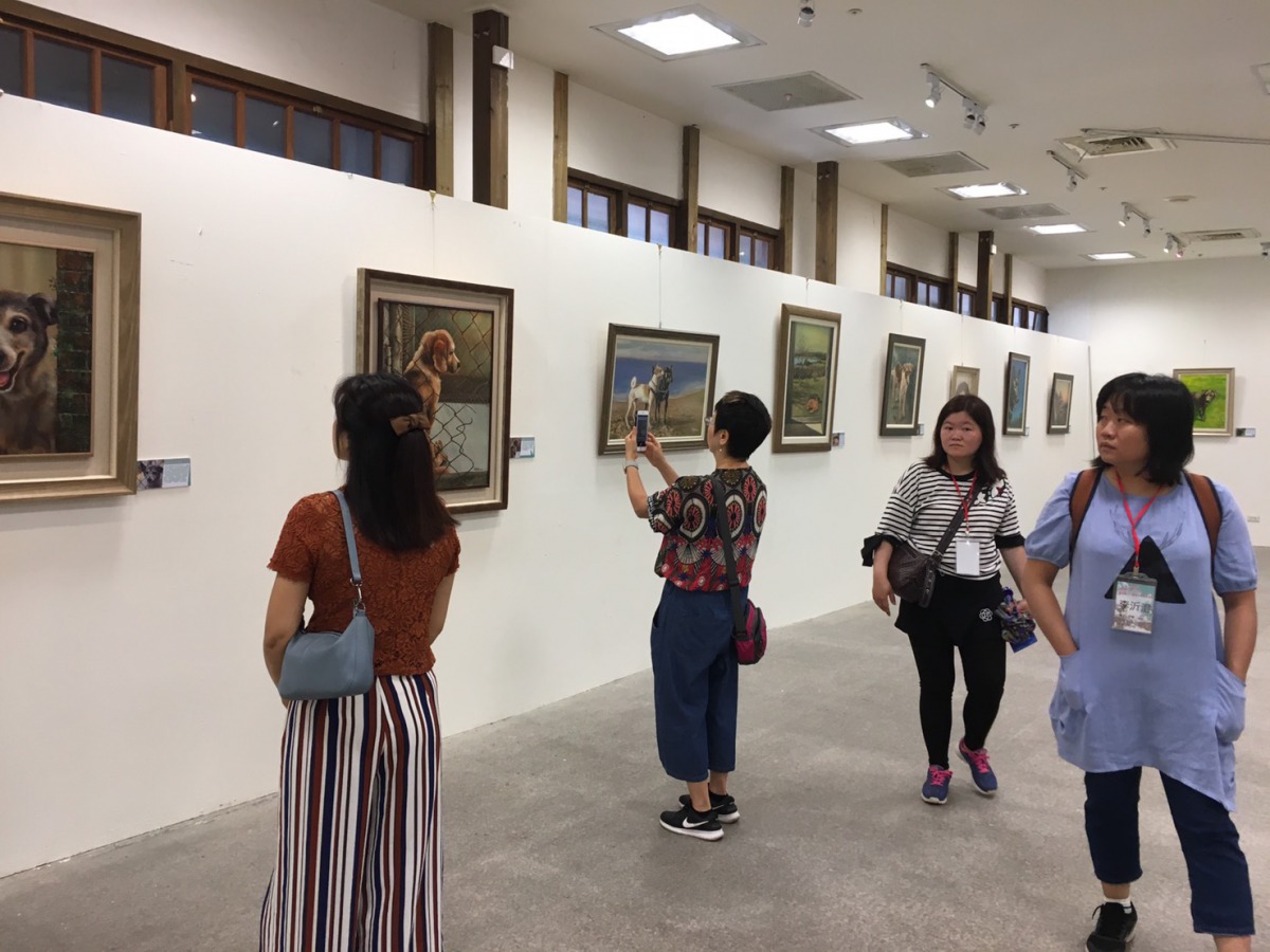 台中動保處邀請志工畫家丸子舉辦畫展。 台中市動保處/提供
