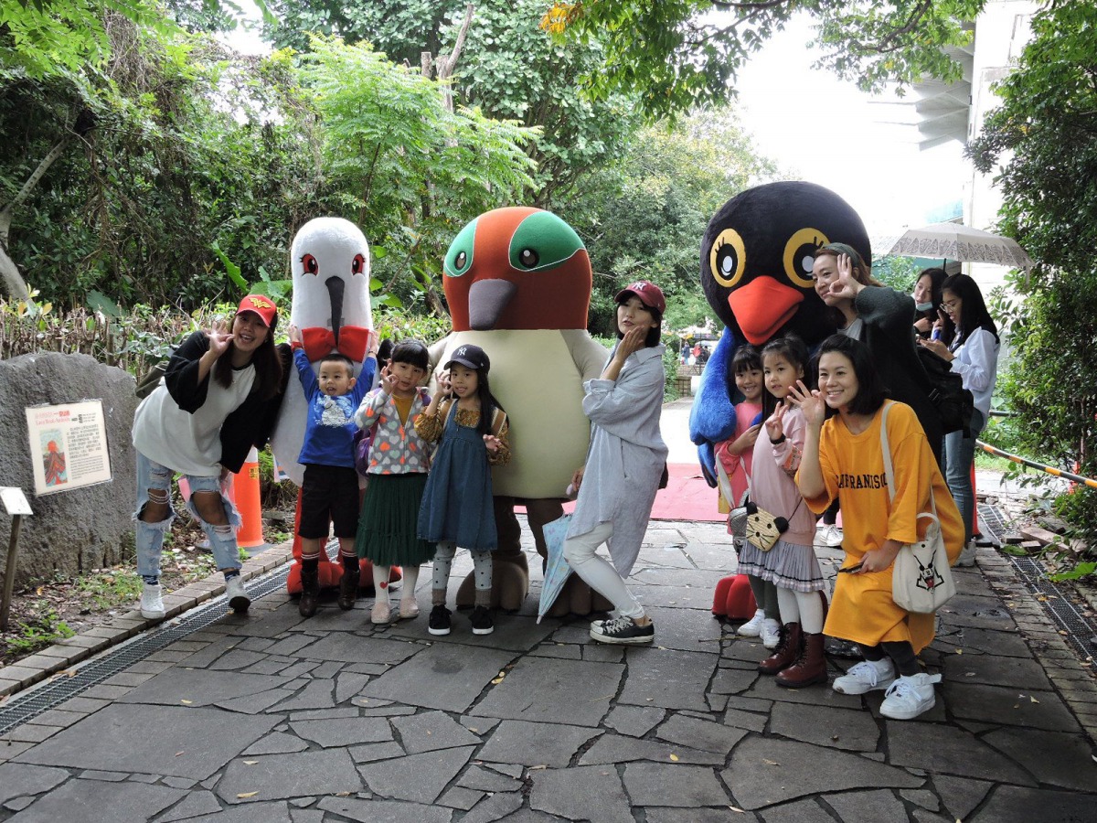 2018關渡國際自然藝術季有關渡三寶(由左至右為高蹺鴴、小水鴨、台灣藍鵲)跟民眾合照。 台北市動保處/提供