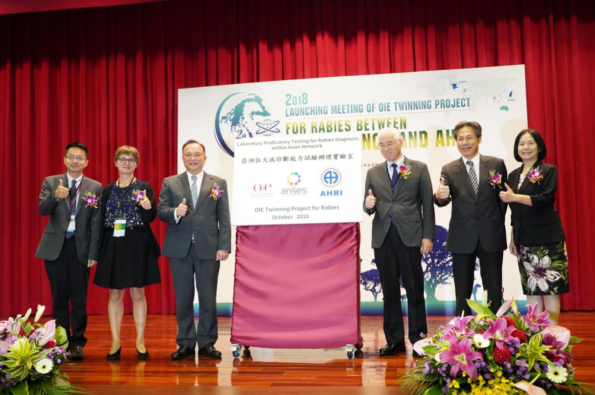 農委會主委林聰賢(左三)會同世界動物衛生組織亞太區域代表釘田博文(右三)等人一同為「亞洲狂犬病診斷能力比對中心」進行揭牌儀式。 農委會/提供