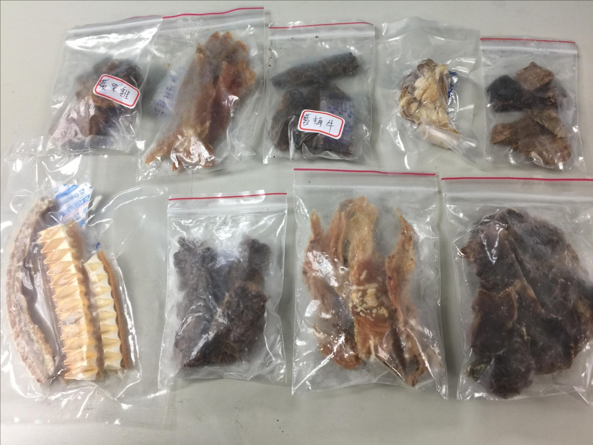 網購寵物食品取貨後卻發現包裝標示不清，甚至發霉。 高雄市動保處/提供