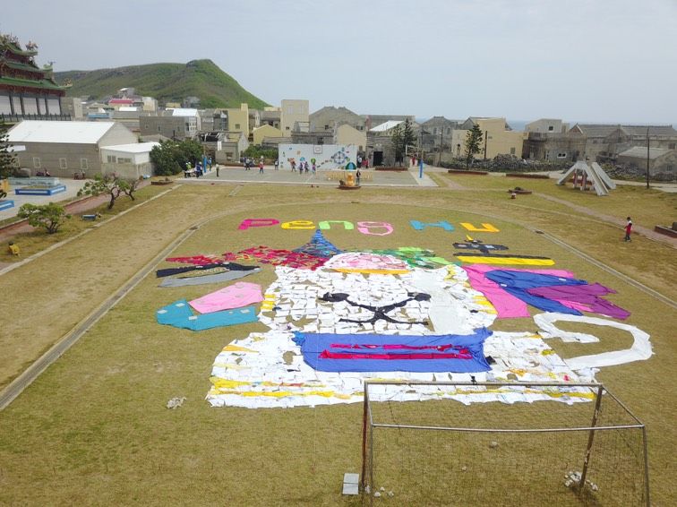 澎湖虎井嶼為打造「貓島」觀光，特別收集二手衣物製作地景藝術。 澎湖縣政府/提供