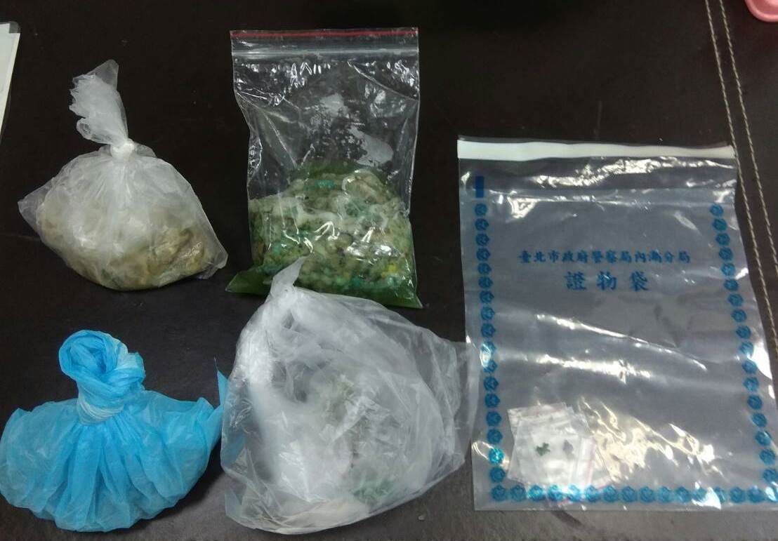 北市動保處將受害犬隻嘔吐物及疑似毒餌物帶回化驗。 台北市動保處/提供
