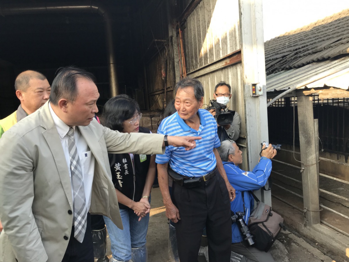 農委會主委林聰賢至雲林縣視察廚餘養豬場，是否有依規定蒸煮廚餘。 防檢局/提供