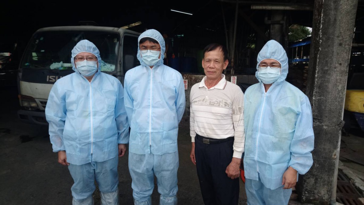 農委會副主委陳吉仲(左二)到屏東廚餘養豬場進行視察。 防檢局/提供