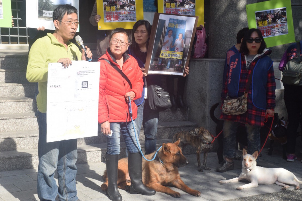 平溪狗場負責人張媽媽(左2)在台灣樹人會秘書長潘翰疆(左1)、動保志工及狗狗的陪同下到新北地檢署按鈴告發林讚枝。 姚崇仁/攝