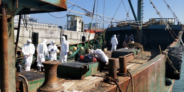 在中國籍漁船找到可疑豬肉，防疫人員登船消毒。 新竹海巡隊/提供