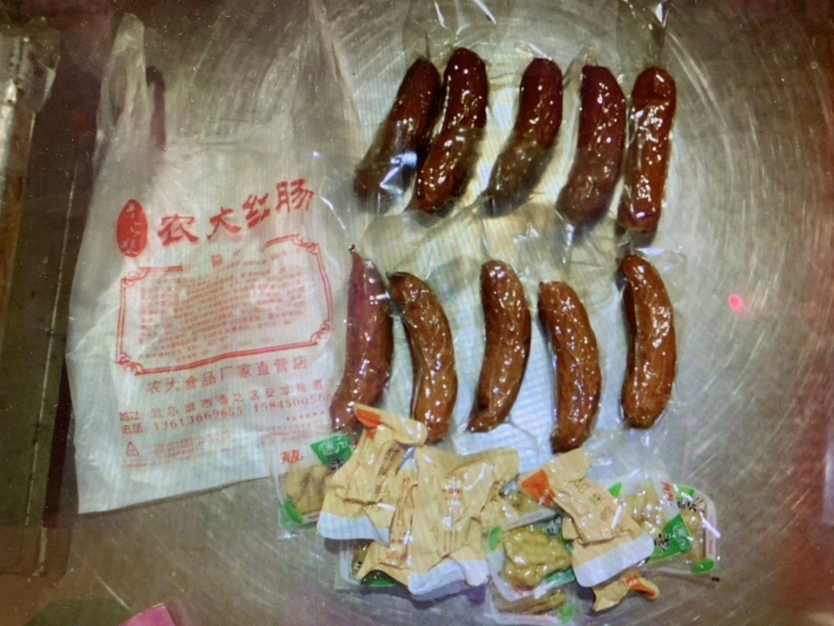 農委會家畜試驗所在大陸籍旅客自哈爾濱攜帶的豬肉製紅腸驗出非洲豬瘟。 防檢局/提供